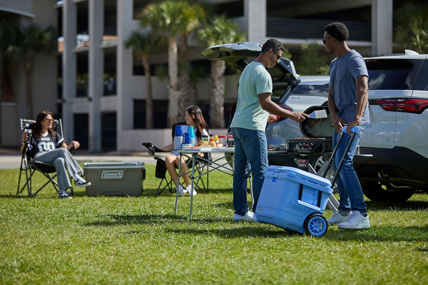 Geleira rígida Coleman Pro de 55 pintas, ultraleve e de alta qualidade, com isolamento extra espesso para conservar o gelo por até 5 dias, capacidade para 92 latas, rodas robustas.