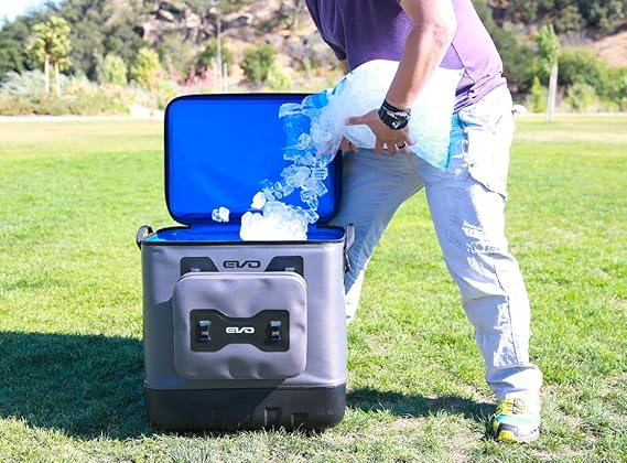 Geleira com rodas Evolution Outdoor, isolada e à prova de vazamentos, EVO Premium, com tampa moldada em ABS, 8 presilhas para acessórios e alça retrátil de 4 níveis.