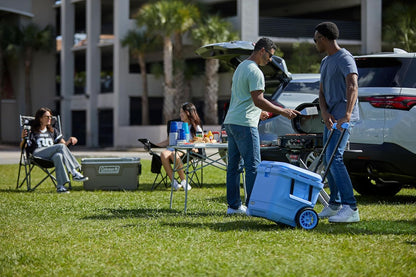 Geleira rígida Coleman Pro de 55 pintas, ultraleve e de alta qualidade, com isolamento extra espesso para conservar o gelo por até 5 dias, capacidade para 92 latas, rodas robustas.